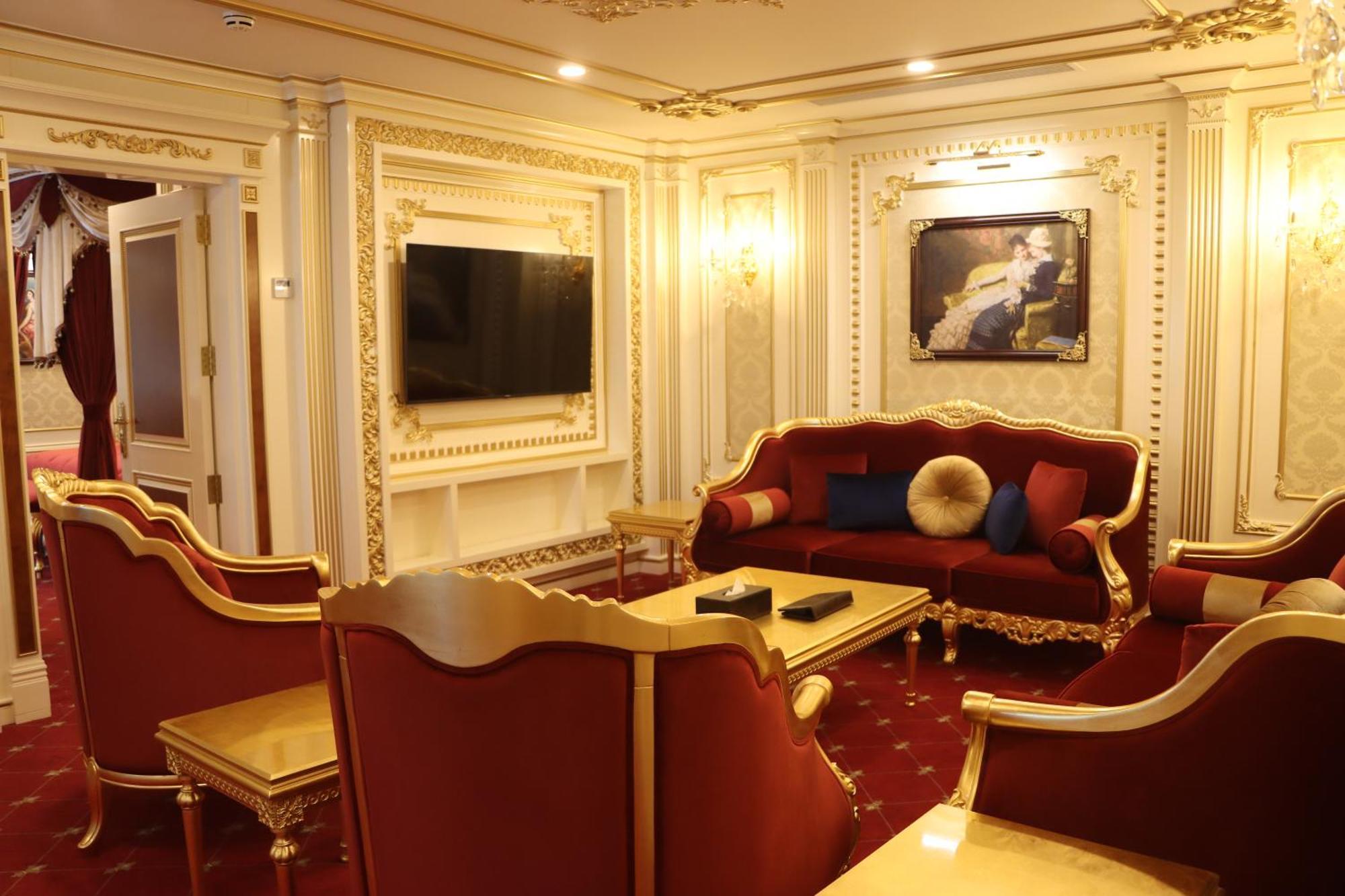 Cristal Erbil Hotel Exterior photo The living room of the Imperial Suite