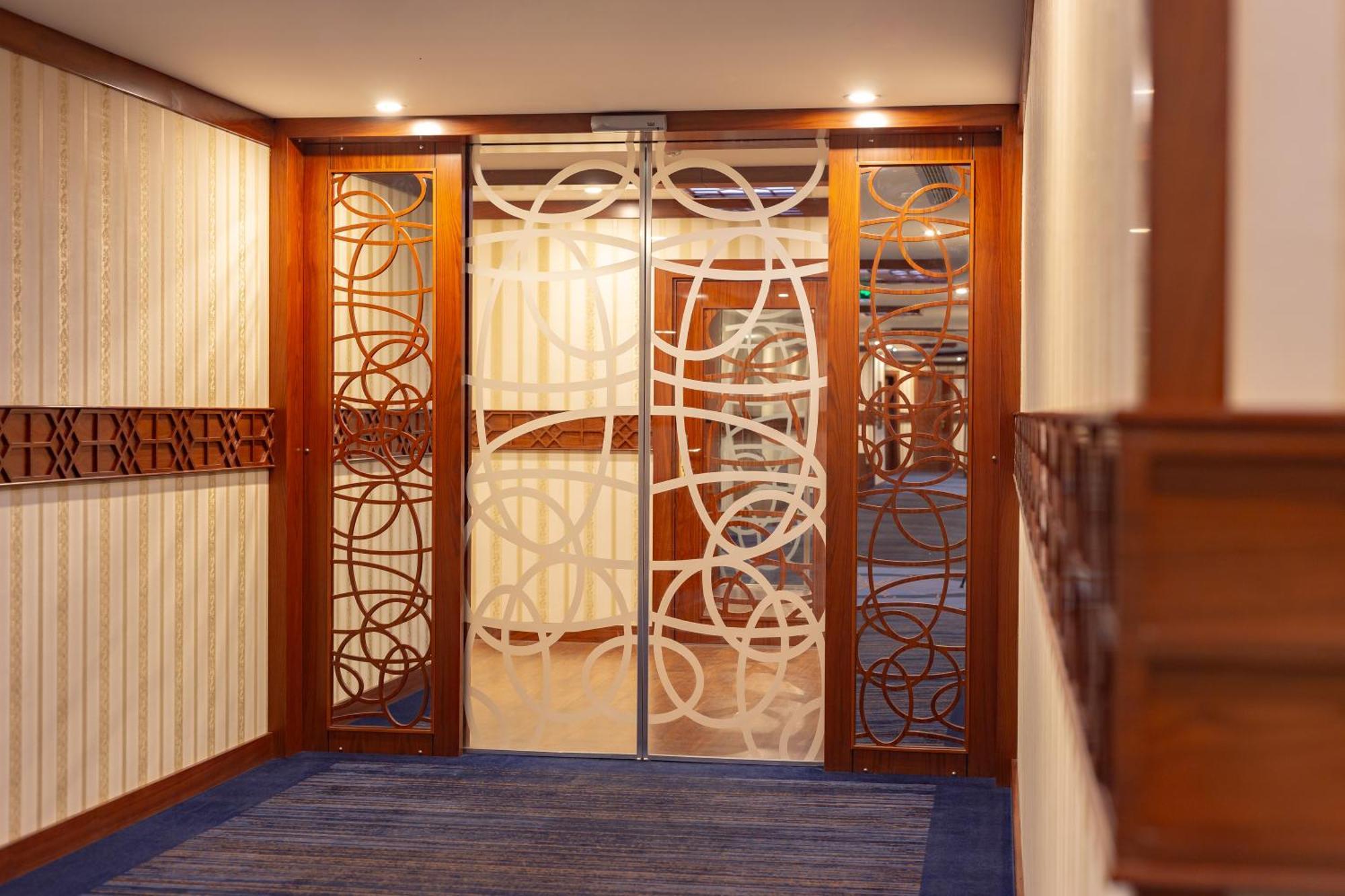 Cristal Erbil Hotel Exterior photo A door with etched glass